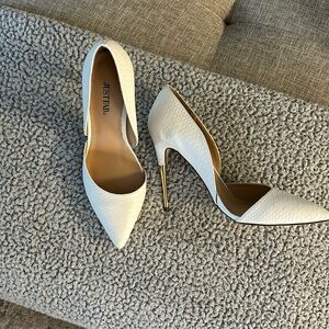 White pointed toe pump, gold heel, never worn size 11